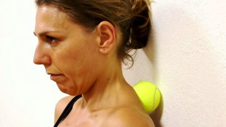Kadın, Tenis Topunu Ensesine Doğru Bastırdı. 6 Dakika Sonra Ağrısı Sızısı Kalmadı! İzleyin-Fikir Edinin veya Hemen Deneyin!!!